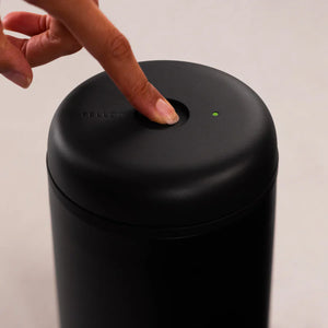 Juoda elektrinė vakuuminė talpa kavos laikymui su mygtuku ir LED indikatoriumi, dalis Fellow, EspressoGear, Laikymas, Naujausi naujienos, viskas apie kavą.