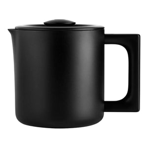 Juoda izoliuota kavos ąsotis su stilingu dizainu ir patogia rankena, dalis Fellow, EspressoGear, viskas apie kavą.