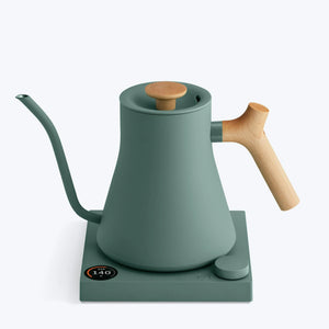Žalias virdulys su medine rankena ir ilga siaura snapu tiksliam virimui, Fellow dalis, EspressoGear, viskas apie kavą