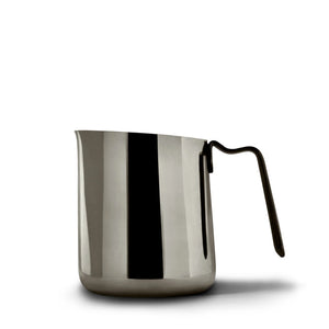 Veidrodinio blizgesio nerūdijančio plieno pieno putų indas su ergonomiška rankena, puikiai tinkantis latte art, espresso priedams, viskam, kas susiję su kava.