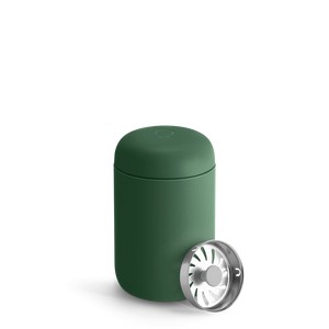 Žalia izoliuota kavos puodelis su nuimamu dangteliu ir filtru, dalis Take away ir EspressoGear, viskas apie kavą.