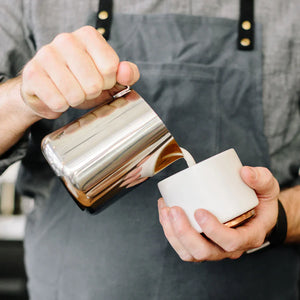 Barista pilsto pieną iš poliruoto nerūdijančio plieno ąsočio, dalis Espresso priedų ir pieno ąsočio, visa apie kavą.
