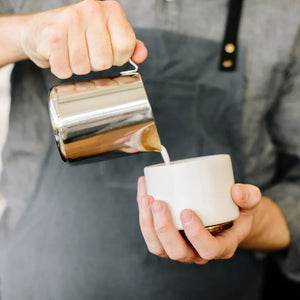Barista pilsto pieną iš poliruoto nerūdijančio plieno ąsočio, dalis Espresso priedų ir pieno ąsočio, visa apie kavą.