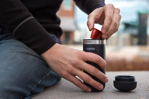 Nešiojamas kapsulių adapteris juodos spalvos Nespresso OriginalLine, prijungtas prie Nanopresso, iš Senaste nytt ir Barista Espresso.