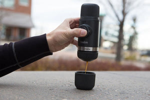Nešiojamas espreso aparatas su adapteriu Nespresso OriginalLine, puikiai tinkantis baristams ir nešiojamiems kavos virimo aparatams.