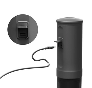 Nešiojamas espresso aparatas tamsiai pilkos spalvos su USB įkrovimu, dalis nešiojamų kavos aparatų ir įrangos.