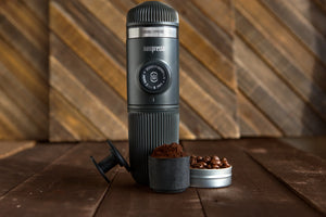 Juoda nešiojama Nanopresso su kapsuline ir maltos kavos, espresso priedai iš baristos ir nešiojami kavos aparatai.