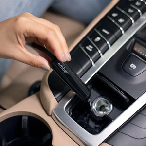 Ranka jungia automobilinį įkroviklį Ember elektriniam puodeliui prie automobilio cigarečių lizdo patogiam įkrovimui.